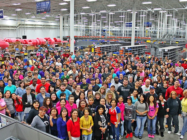Photo de groupe des employés de l’entrepôt de Mouser