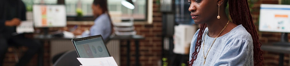 Une femme assise à un bureau qui examine des documents