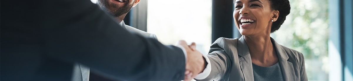 Un homme d’affaires serre la main d’une femme d’affaires
